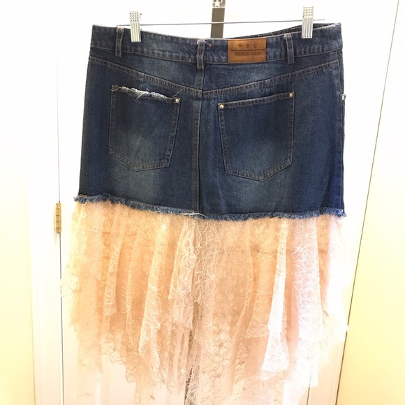 Pol NWOT Skirt Denim Lace Bottom Pockets Front Back Slightly above knee - Picture 2 of 2